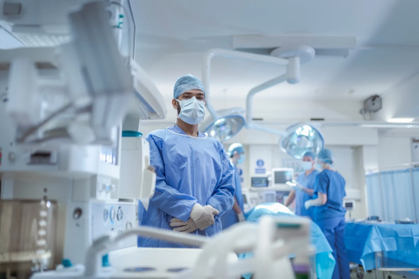 Équipe chirurgica al lavoro in sala operatoria.